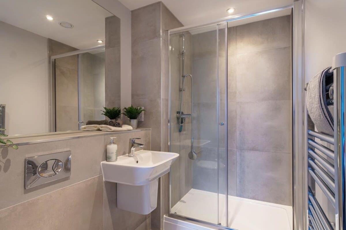 Fantastic 3 Bedroom Manchester Apartment Exterior photo